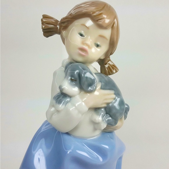 NAO LLADRO Porcelain Figurine #1029 "GIRL WITH SLEEPY PUPPY" Retired - Picture 2 of 6